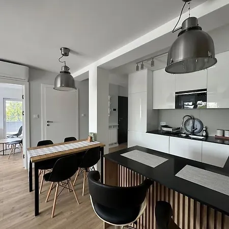 アパート Luxuriously Decorated In A Calm District Of